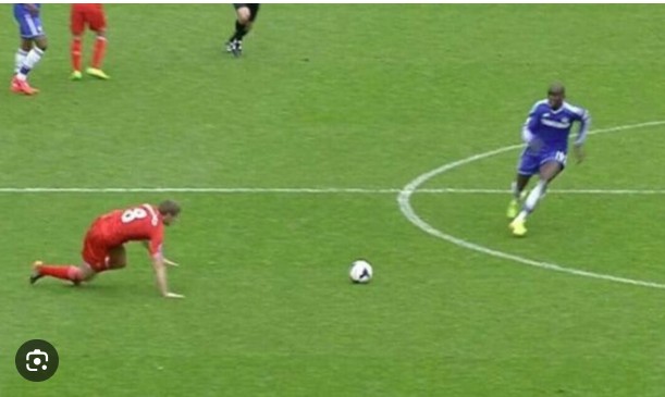 Cú trượt chân định mệnh của Gerrard khiến Liverpool tuột mất chức vô địch NHA là 1 hình ảnh vẫn được nhắc lại đến ngày nay