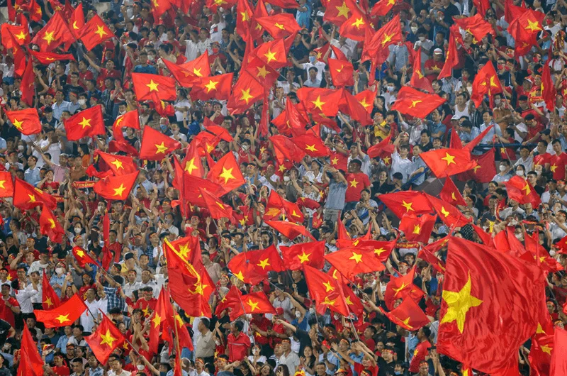 Khán đài sân vận động Việt Trì Phú Thọ luôn kín chỗ với sắc đỏ cuồng nhiệt của người hâm mộ.