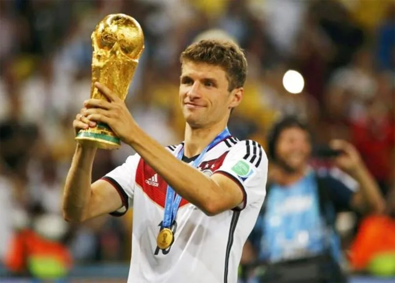 Thomas Müller là biểu tượng của bóng đá Đức nhờ sự bền bỉ, thông minh, tinh thần tập thể và thành tích nổi bật.