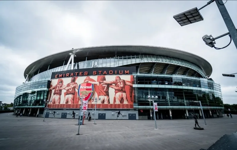 Emirates Stadium có sức chứa hơn 60.000 chỗ ngồi và là một trong những sân bóng lớn tại Anh.