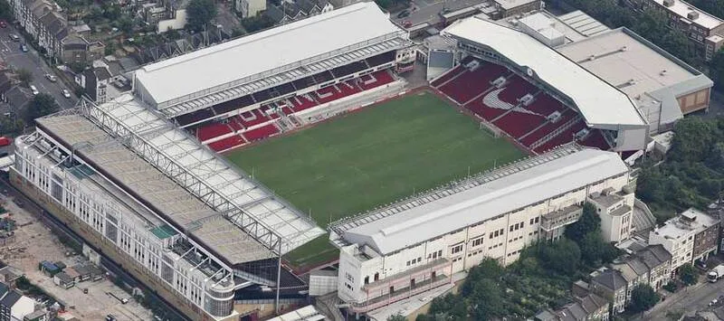 Arsenal chuyển từ Highbury sang Emirates Stadium vào năm 2006, đánh dấu bước ngoặt lớn trong lịch sử đội bóng.
