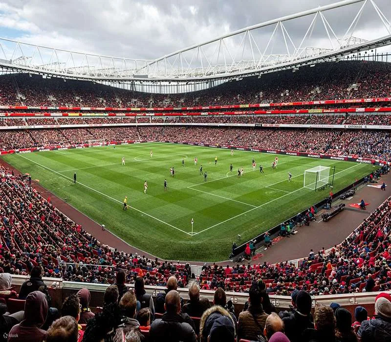 Khán đài hình bát và không gian rộng giúp Emirates Stadium tạo cảm giác hiện đại, liền mạch.