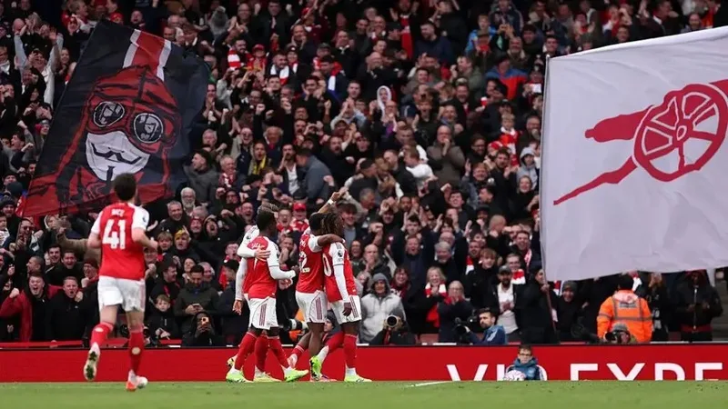 Cổ động viên Arsenal tạo nên bầu không khí cuồng nhiệt trong mỗi trận đấu tại Emirates Stadium.