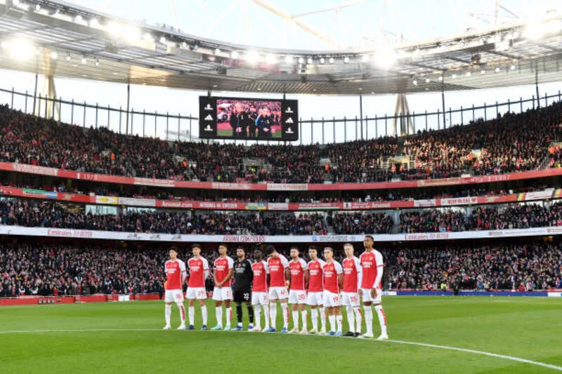 So với nhiều sân bóng lớn tại Anh, Emirates Stadium nổi bật nhờ thiết kế hiện đại và cơ sở vật chất đồng bộ.