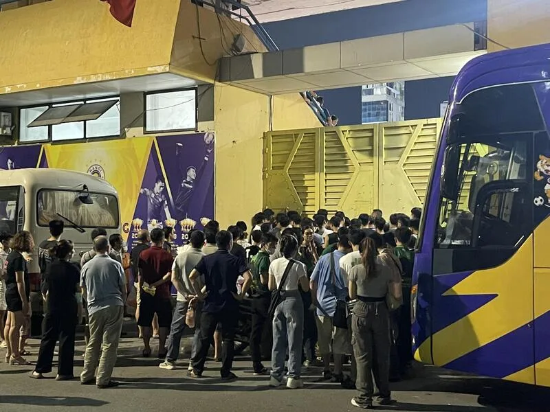 Vào ngày có trận lớn, khán giả nên kiểm tra thông báo vé, giờ mở cổng và phân luồng giao thông quanh sân.