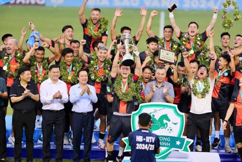 Với vai trò đội trưởng, Hoàng Đức góp phần giúp Ninh Bình vô địch giải hạng Nhất và giành quyền thăng hạng.