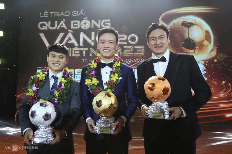 Ba danh hiệu Quả bóng Vàng khẳng định vị thế và sự ổn định của Hoàng Đức trong bóng đá Việt Nam.