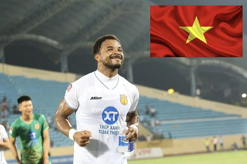 Nguyễn Xuân Son, tên khai sinh Rafaelson Bezerra Fernandes, hiện thi đấu tiền đạo cho Thép Xanh Nam Định