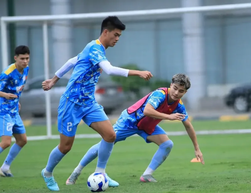Chiều sâu hàng phòng ngự cho phép U23 Việt Nam thử nghiệm cả hệ thống ba trung vệ lẫn bốn hậu vệ.