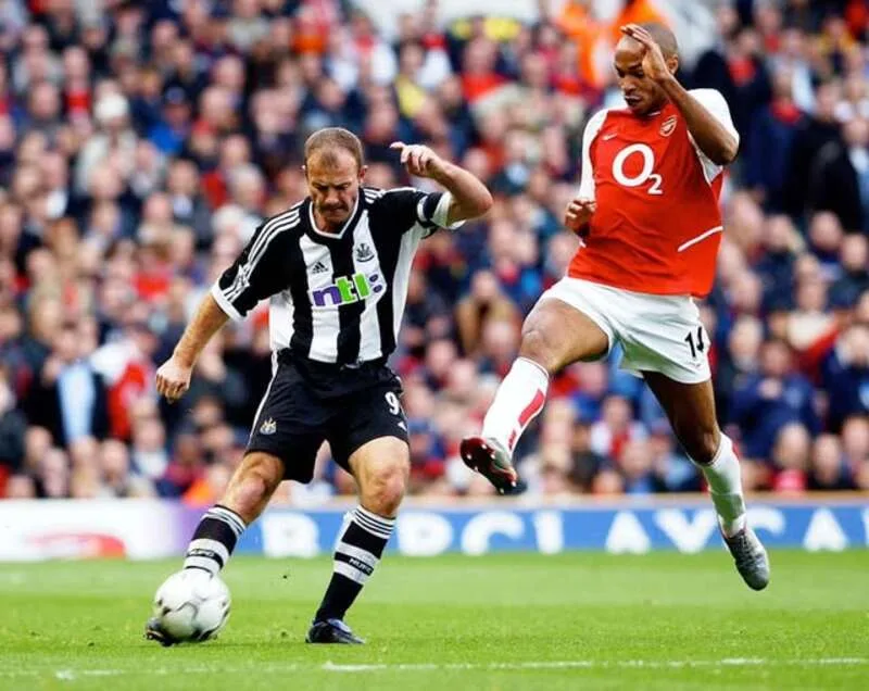 Thierry Henry và Alan Shearer là hai cầu thủ từng giành Chiếc giày vàng trong ba mùa liên tiếp