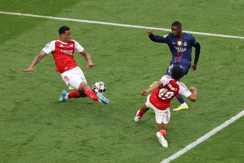 UEFA Champions League nổi bật nhờ chất lượng chuyên môn cao, các CLB hàng đầu và những trận knock-out giàu kịch tính.