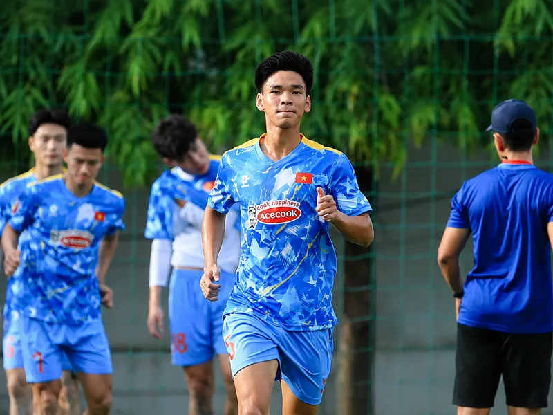 Hàng phòng ngự có nhiều lựa chọn để thử nghiệm sơ đồ ba trung vệ hoặc bốn hậu vệ