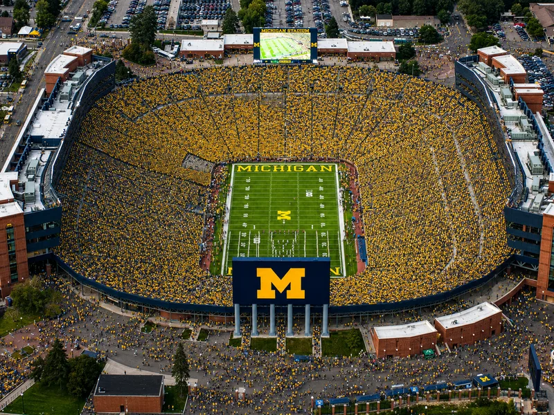 Michigan Stadium, biệt danh “The Big House”, là sân bóng bầu dục đại học có sức chứa chính thức 107.601 chỗ.