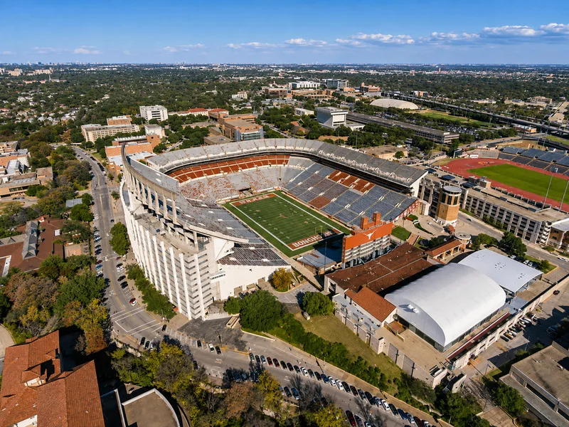 Ohio Stadium gây ấn tượng với thiết kế hình móng ngựa, sức chứa hơn 102.000 chỗ và không khí cổ vũ cuồng nhiệt.