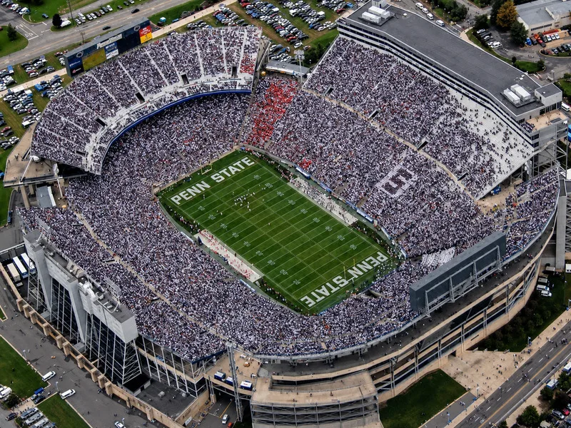 Dự án cải tạo Beaver Stadium tập trung nâng cấp tiện ích, lối đi, Wi-Fi và trải nghiệm của người hâm mộ.