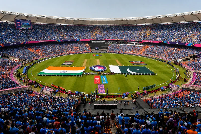Narendra Modi Stadium tại Ahmedabad giữ vị trí sân vận động lớn nhất thế giới, với sức chứa công bố khoảng 132.000 người.