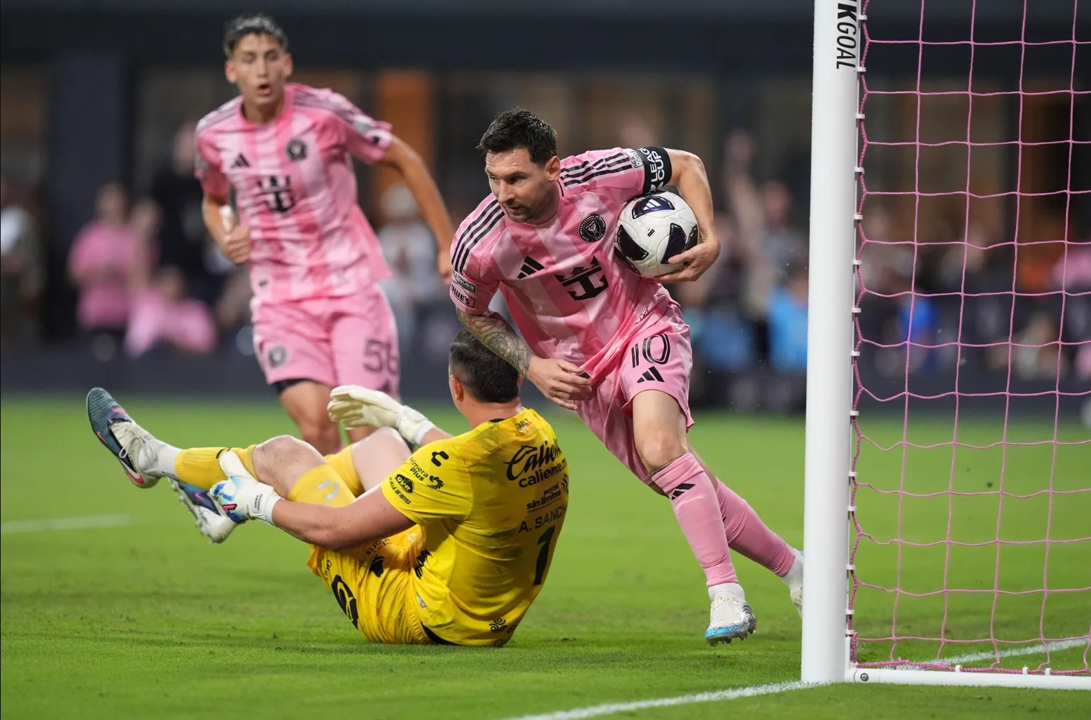 Người hâm mộ chờ đợi khả năng Messi chinh phục cột mốc 1.000 bàn.