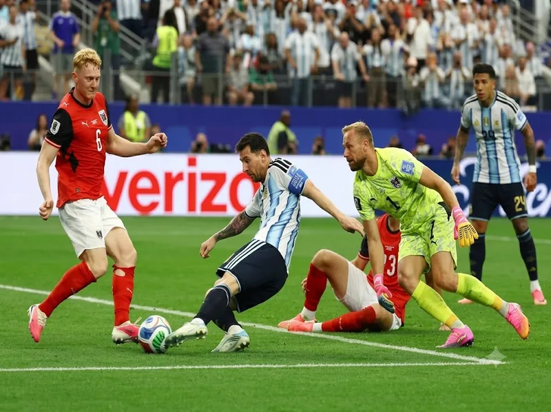 Messi ghi dấu ấn với hàng trăm bàn thắng cho câu lạc bộ và Argentina.